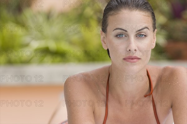 Portrait of woman in bathing suit. Photographe : mark edward atkinson