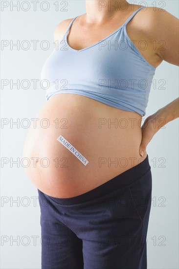 Pregnant woman with label on belly. Photographe : Jennifer L. Boggs