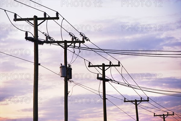 Communication towers and power line. Photographe : fotog