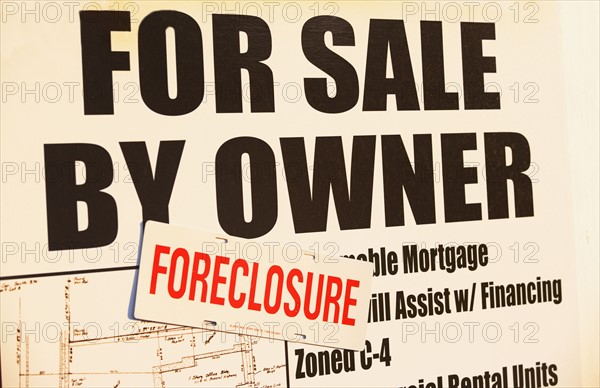 Foreclosure sale sign. Photographe : fotog