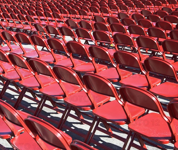 Empty stadium seats. Photographe : fotog