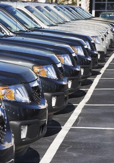 Row of cars in car lot. Photographe : fotog