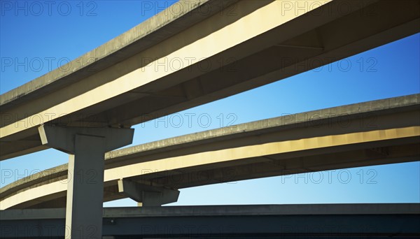 Highway overpass. Photographe : fotog