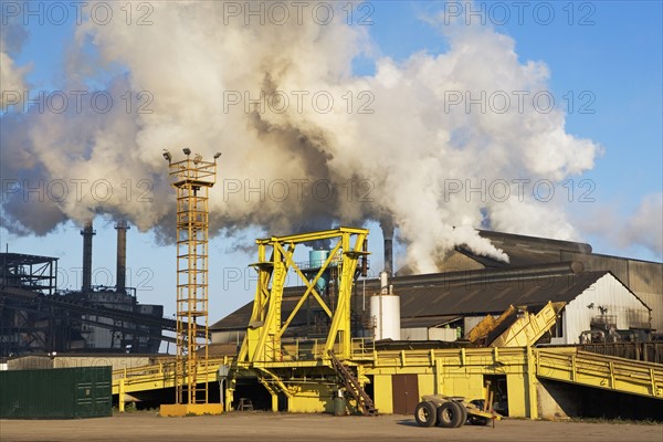 Smoke from factory. Photographe : fotog