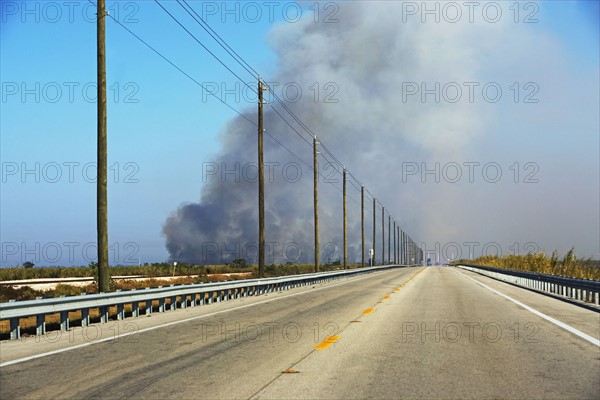 Highway and smoke in distance. Photographe : fotog
