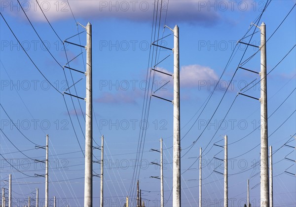 Communication tower and power lines. Photographe : fotog