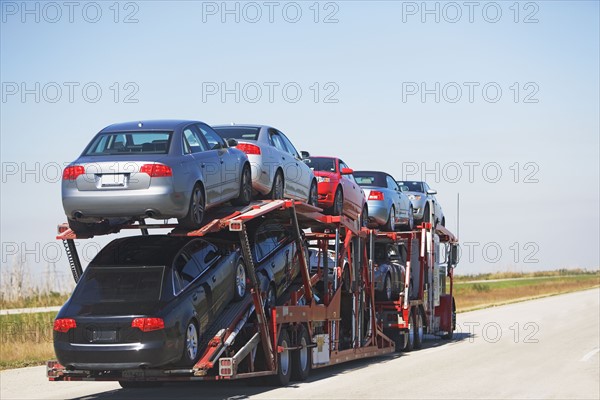 Truck carrying new cars. Photographe : fotog