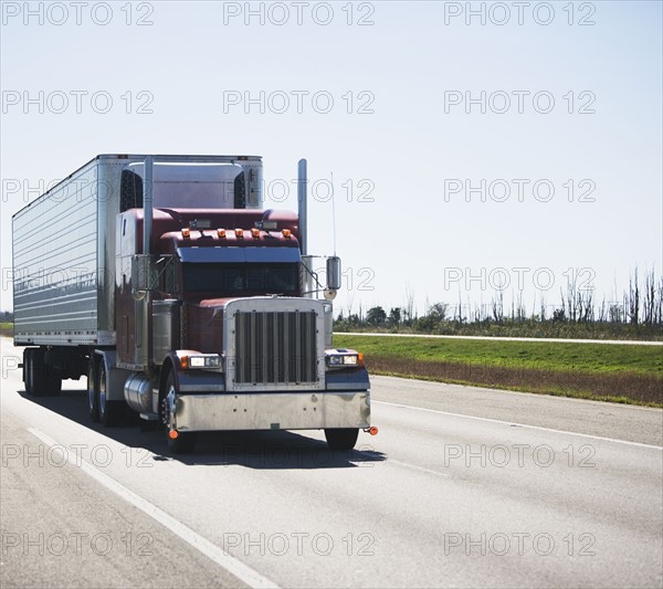 Semi truck on highway. Photographe : fotog