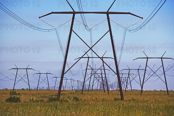 Communication towers and power lines. Photographe : fotog