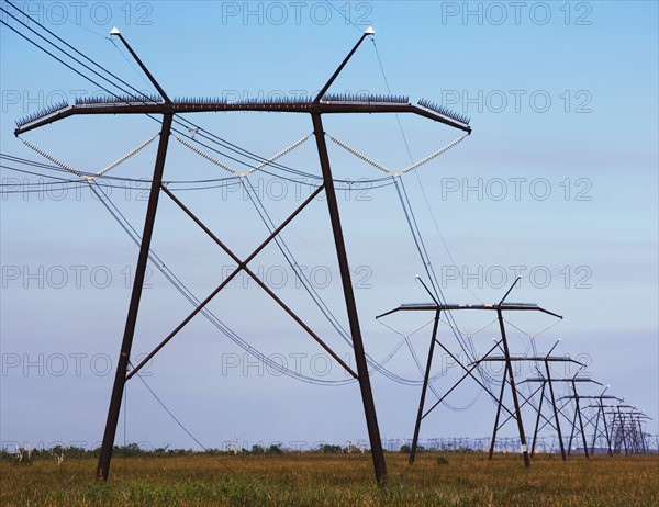 Communication towers and power lines. Photographe : fotog