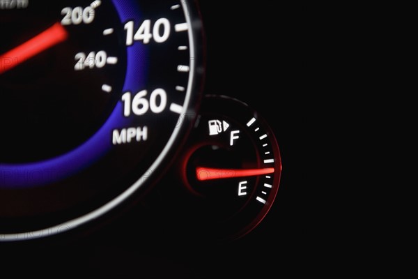 Close up of speedometer and gas gauge. Photographe : fotog