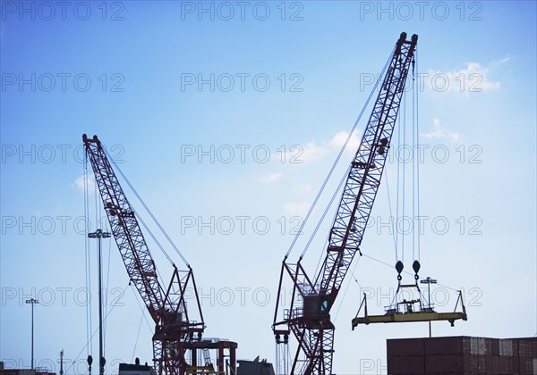 Cranes moving shipping containers. Photographe : fotog