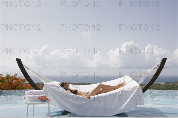 Woman relaxing in hammock. Photographe : mark edward atkinson