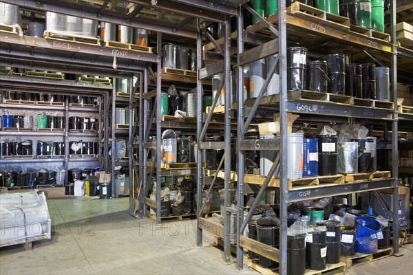 Cans on warehouse shelves. Photographe : fotog