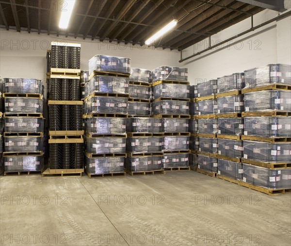 Stacks of pallets in warehouse. Photographe : fotog