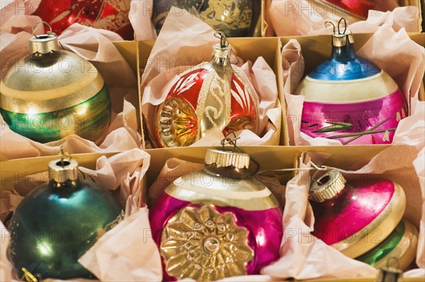 Vintage Christmas ornaments. Photographe : Daniel Grill