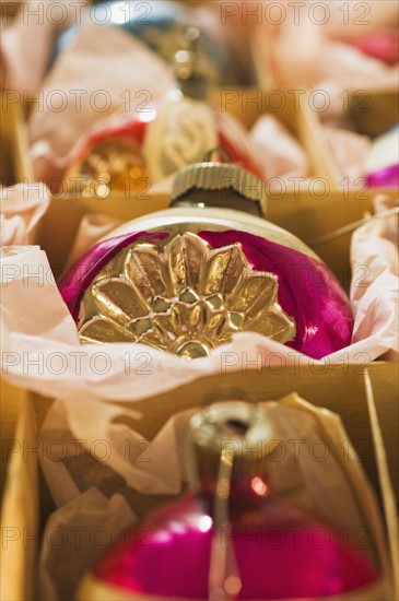 Vintage Christmas ornaments. Photographe : Daniel Grill