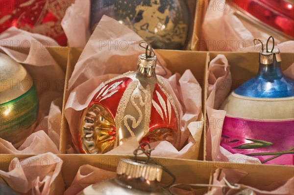 Vintage Christmas ornaments. Photographe : Daniel Grill