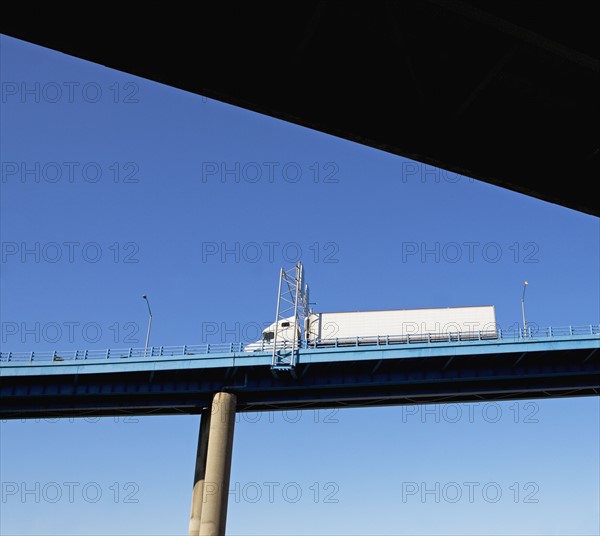 Truck on highway overpass. Photographe : fotog