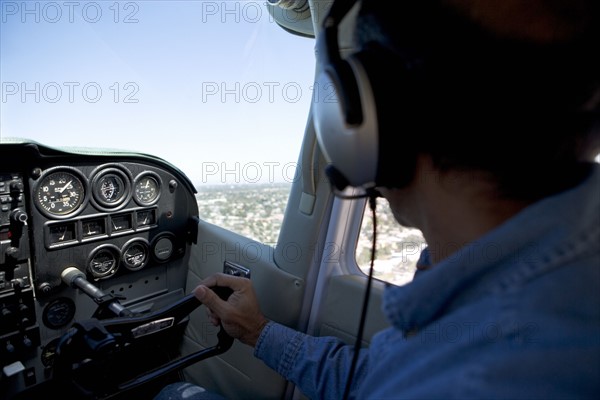 Pilot in cockpit. Photographe : fotog