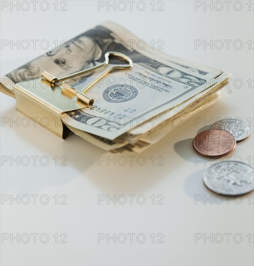 Coins in savings jar. Photographe : Jamie Grill