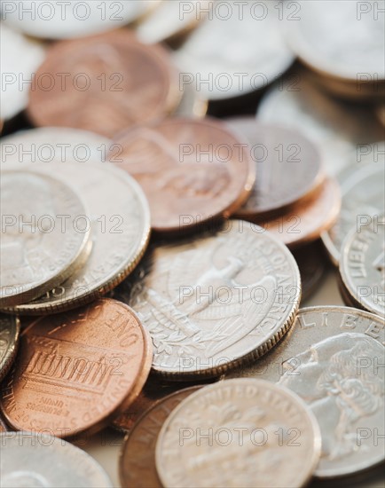 Coins and paper dollar bills. Photographe : Jamie Grill