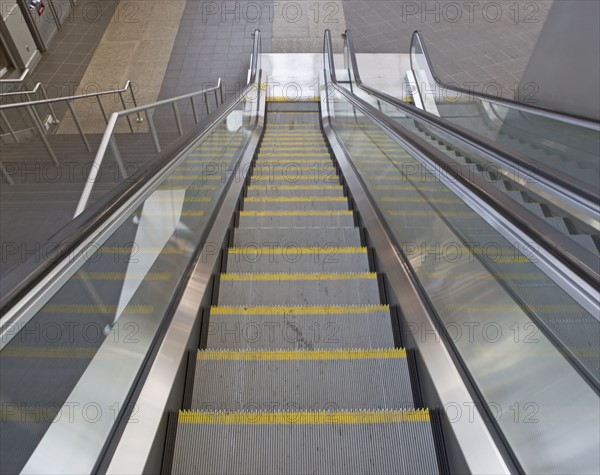 High angle view of escalator. Photographe : fotog