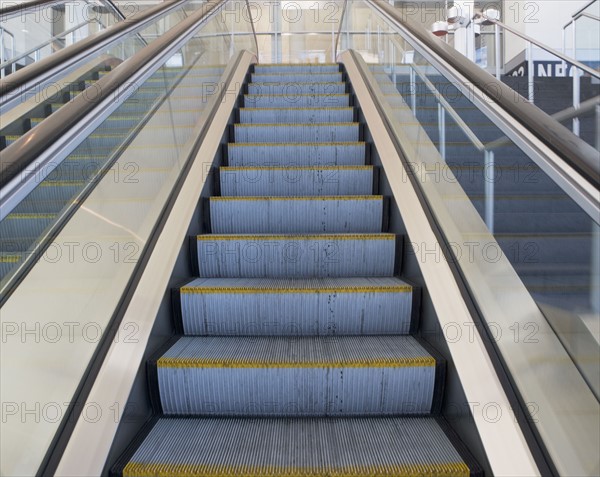 Low angle view of escalator. Photographe : fotog