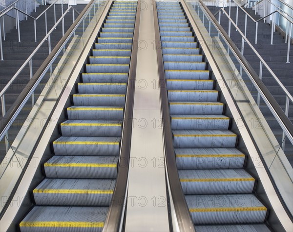 Low angle view of escalator. Photographe : fotog