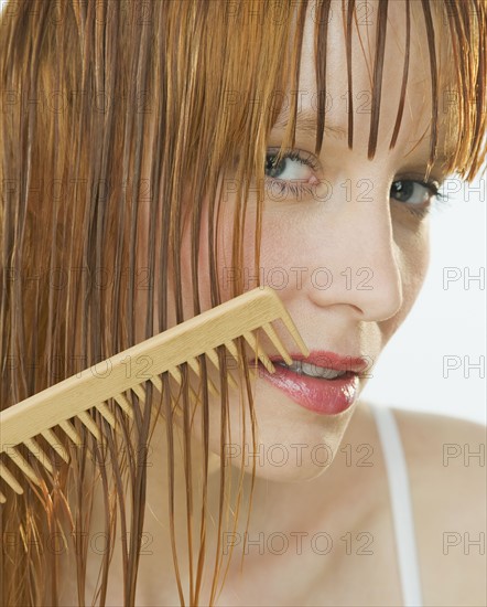 Woman combing hair. Photographe : Daniel Grill