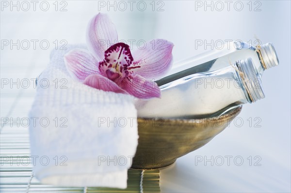 Tropical flower and spa elements. Photographe : Daniel Grill