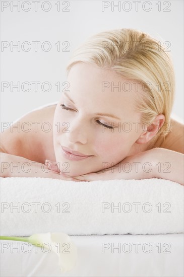 Woman relaxing on spa towel. Photographe : Daniel Grill