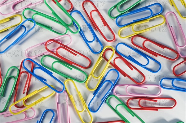 Colorful paper clips. Photographe : Daniel Grill