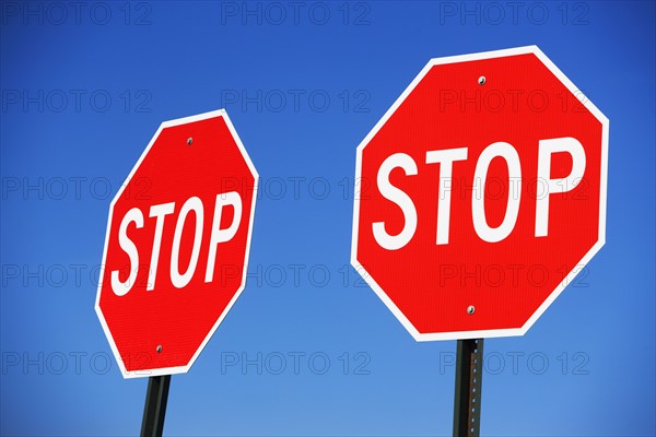 Two stop signs. Photographe : fotog