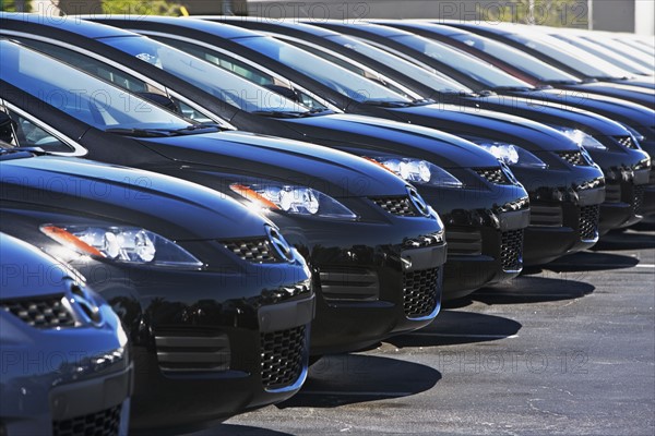 Row of cars in car lot. Photographe : fotog