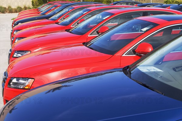 Row of cars in car lot. Photographe : fotog