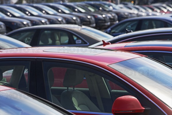 Row of cars in car lot. Photographe : fotog