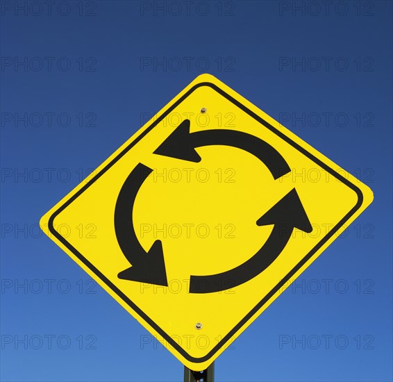 Roundabout traffic sign. Photographe : fotog