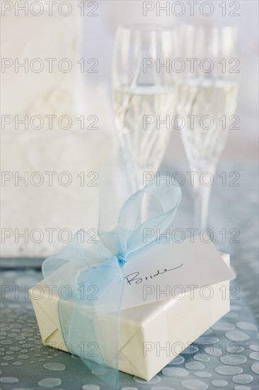 Wedding gift to bride. Photographe : Jamie Grill