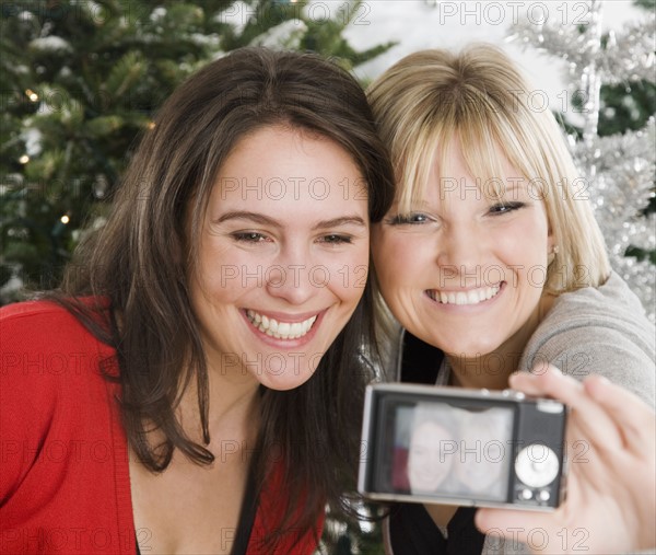 Women taking self-portrait at Christmas. Photographe : Jamie Grill