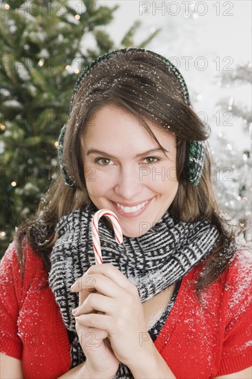 Woman dressed for snow at Christmas. Photographe : Jamie Grill