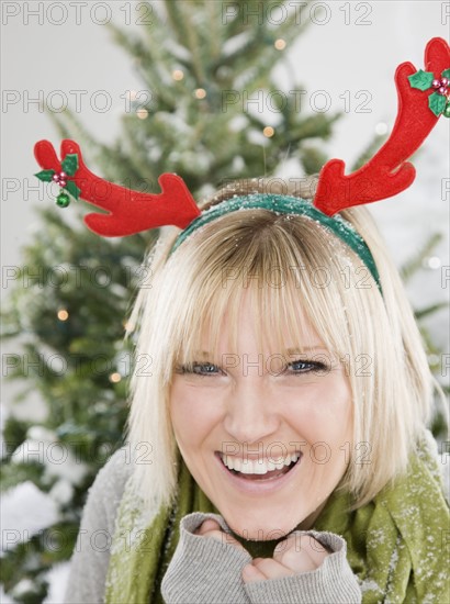 Woman dressed for snow at Christmas. Photographe : Jamie Grill