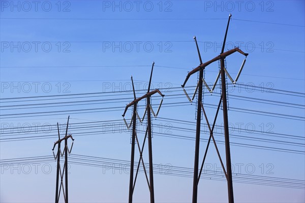 Communication towers and power lines. Photographe : fotog