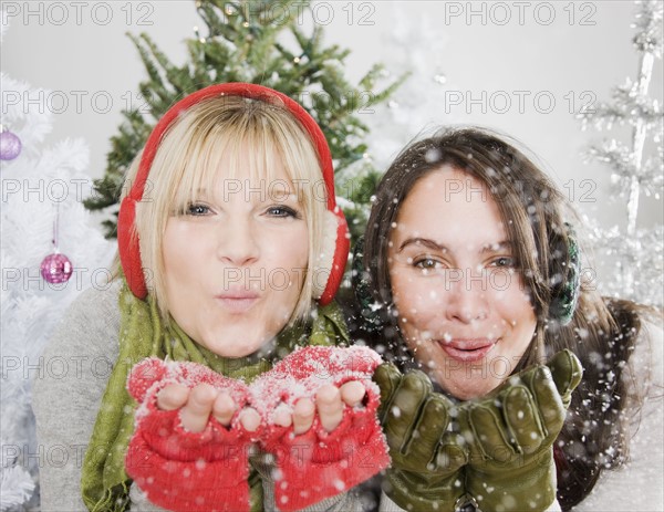 Women blowing snow. Photographe : Jamie Grill