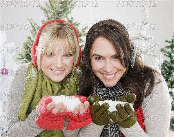 Women holding snow. Photographe : Jamie Grill