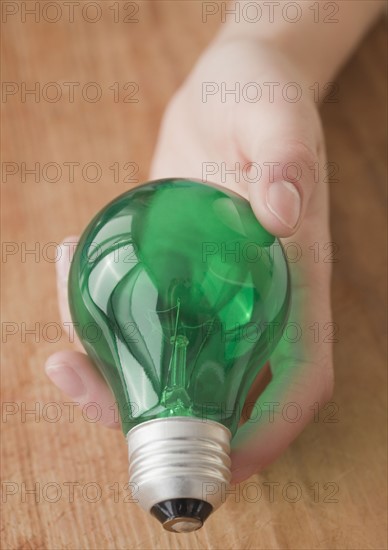 Woman scooping baby food. Photographe : Jamie Grill