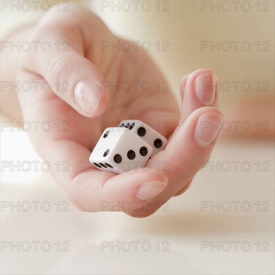 Woman dealing cards. Photographe : Jamie Grill