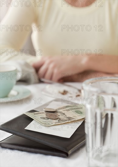 Woman holding pair of dice. Photographe : Jamie Grill