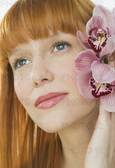 Woman holding tropical flowers. Photographe : Daniel Grill