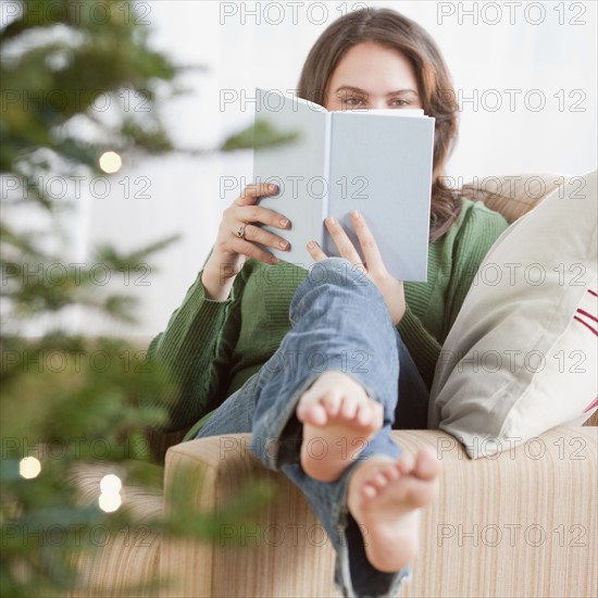 Woman reading at Christmas. Photographe : Jamie Grill